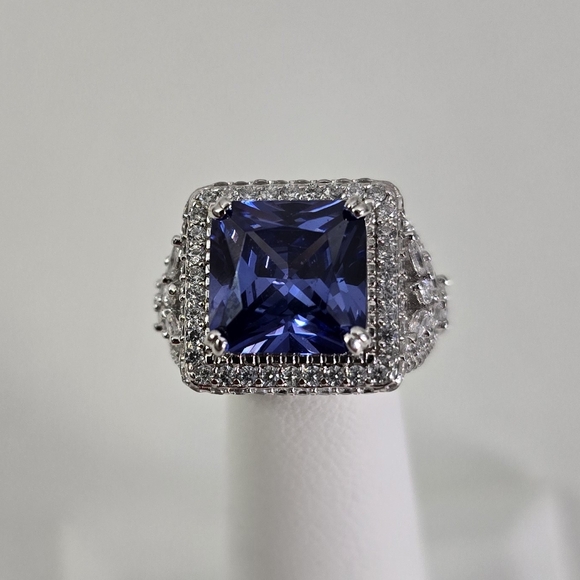 Sterlung Silver 925 Luxurious Ring with Halo